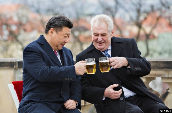 Presidenti i Kinës, Xi Jinping, dhe presidenti çek, Millosh Zeman.