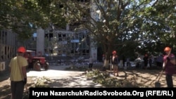 Робітники біля пошкодженої 2 серпня адміністративної будівлі, відомої в Ізмаїлі як «склянка»