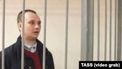 Судот во Воронеж го прогласи Роберт Гилман за виновен за напад на полицаец во воз во јануари 2022 година. Тој рече дека во тоа време бил пијан.