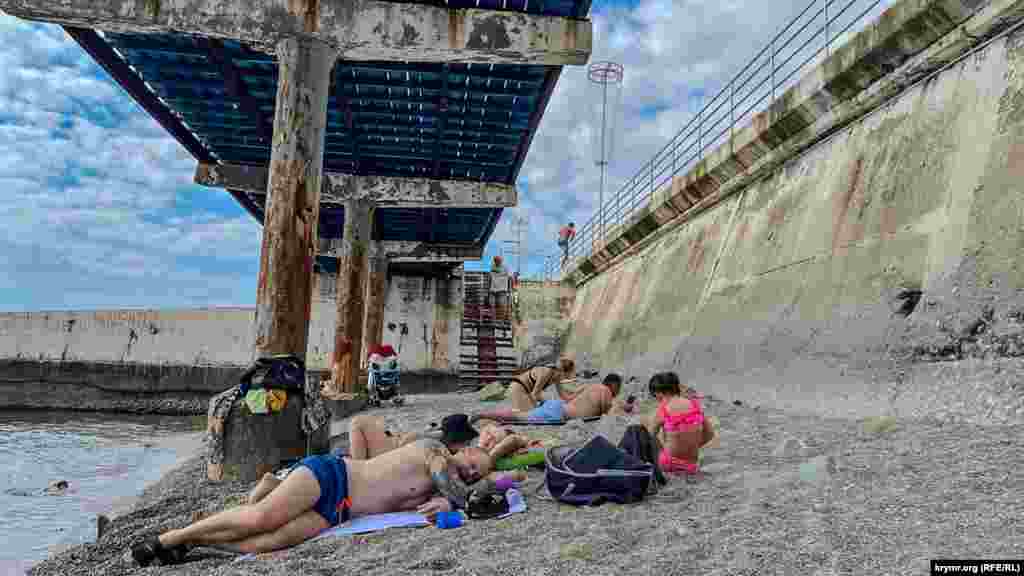 Pihenés a strandon. Az ukrán dróntámadások és az orosz eszközök, például a közeli Fekete-tengeri Flotta elleni légicsapások hozzájárultak a látogatók számának csökkenéséhez