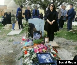 نسرین شاکرمی در کنار آرامگاه دخترش نیکا شاکرمی