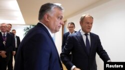 Premijer Mađarske Viktor Orban (lijevo) i premijer Poljske Donald Tusk na EU samitu u Briselu u junu 2019. 