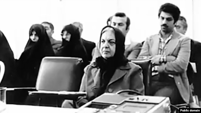 تصویری از فرخ‌رو پارسا در دادگاهی که در آن به اعدام محکوم شد