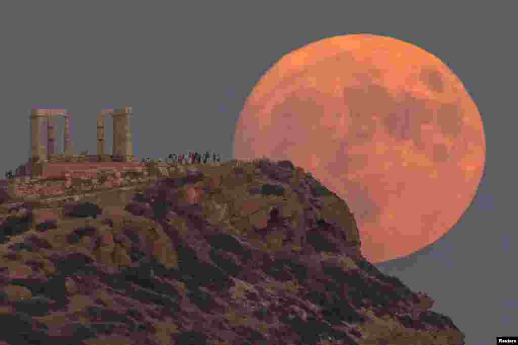 Pun mjesec poznat kao "Plavi Mjesec" iza Posejdonova hrama, na rtu Sounion, blizu Atine, Grčka, 30. avgust.