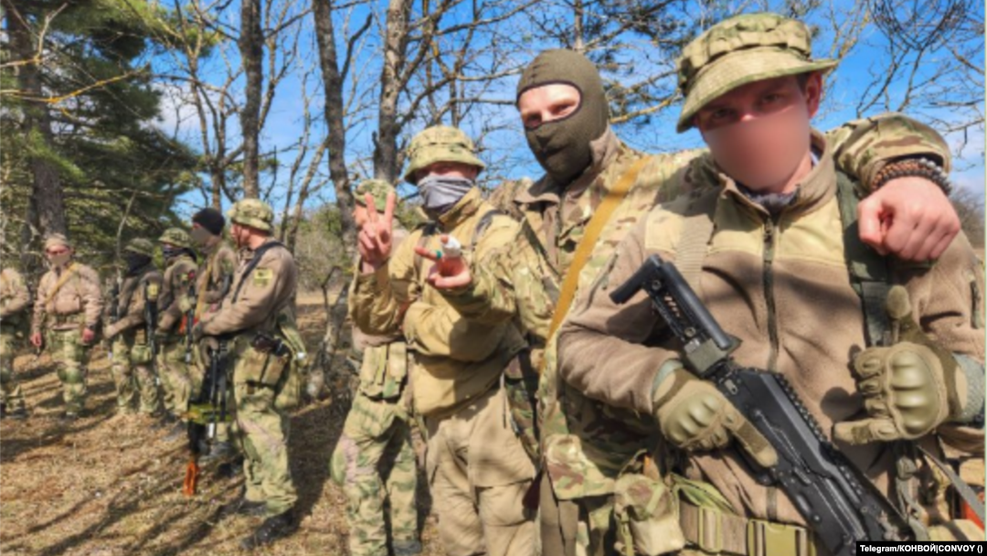 Въоръжени бойци на "Конвой" позират за снимка.