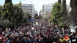 Mii de persoane au protestat, miercuri, la Atena şi Salonic, în urma accidentului feroviar tragic de săptămâna trecută. 