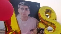 عکسی که مادر آرتین رحمانی از مزار پسرش در تولد ۱۸سالگی‌اش منتشر کرده است. آرتین ۲۵ آبان پارسال در اعتراضات ایذه کشته شد.