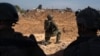 Ushtarët izraelitë duke vëzhguar në pozicione në Rafah, në lindje të Rripit të Gazës, 10 maj 2024.