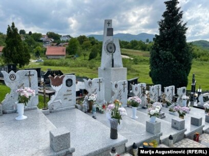 Grobovi djece stradale u granatiranju dječijeg igrališta u Vitezu.