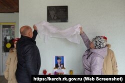 Мемориальная доска в честь российского военного Олега Орлова, погибшего под Мариуполем в марте 2022 года во время полномасштабного вторжения России в Украину