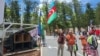 Demonstranti u Noumei u Novoj Kaledoniji mašu azerbejdžanskom zastavom.<br />
<br />
Ova slika iz januara 2024. jedna je od nekoliko na kojima se vide zastave i simboli daleke kavkaske zemlje koju nosi pripadnik domorodačkog naroda Kanaka uoči masovnih nemira koji trenutno potresaju Novu Kaledoniju.<br />
<br />
<br />
&nbsp;