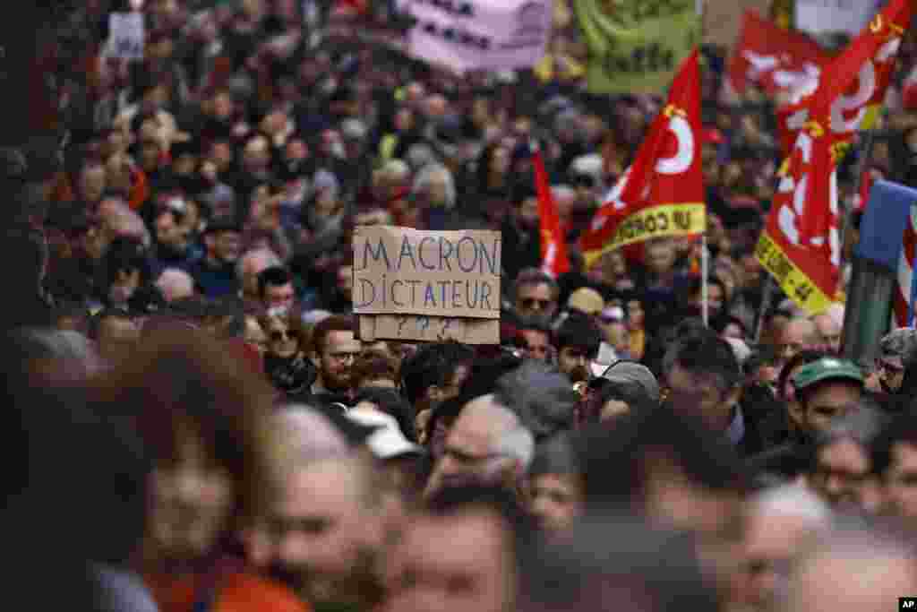 ФРАНЦИЈА -&nbsp;Француските синдикати денеска повторно повикаа на протести ширум земјата против пензиските реформи на претседателот Емануел Макрон. За денешните најавени 12-ти протести властите најавија дека ќе бидат ангажирани над 11 илјади полицајци, од кои над 4 илјади само во Париз. Според најавите се очекува на денешните протести да излезат од 400 до 600 илјади демонстранти.