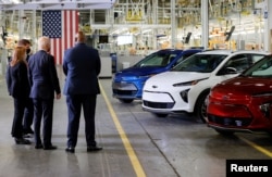 Джо Байден на заводе по сборке электромобилей концерна General Motors в Детройте. Ноябрь, 2021