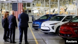 بازدید جو بایدن، رئیس‌جمهور آمریکا، از خط تولید خودروهای الکتریکی جنرال موتورز