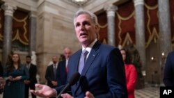 Liderul Camerei, republicanul Kevin McCarthy a sugerat posibilitatea unei întâlniri cu președintele Biden pentru a ajunge la un compromis și a indicat că adăugarea unor prevederi privind securitatea la frontiera ar putea fi cheia unui acord.