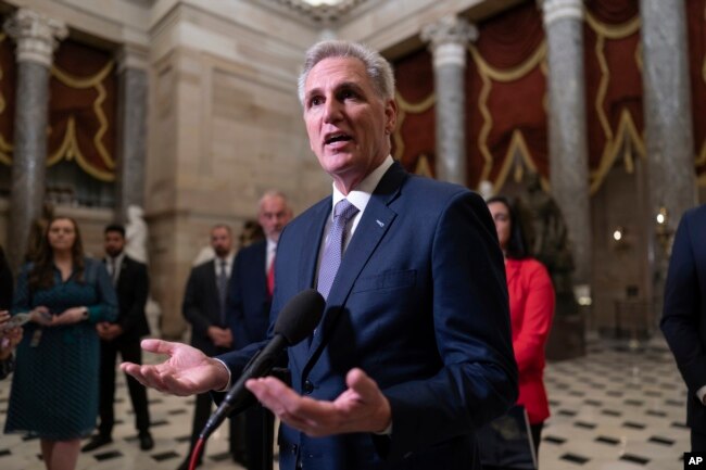 Il presidente della Camera Kevin McCarthy parla ai giornalisti in Campidoglio il 26 settembre.