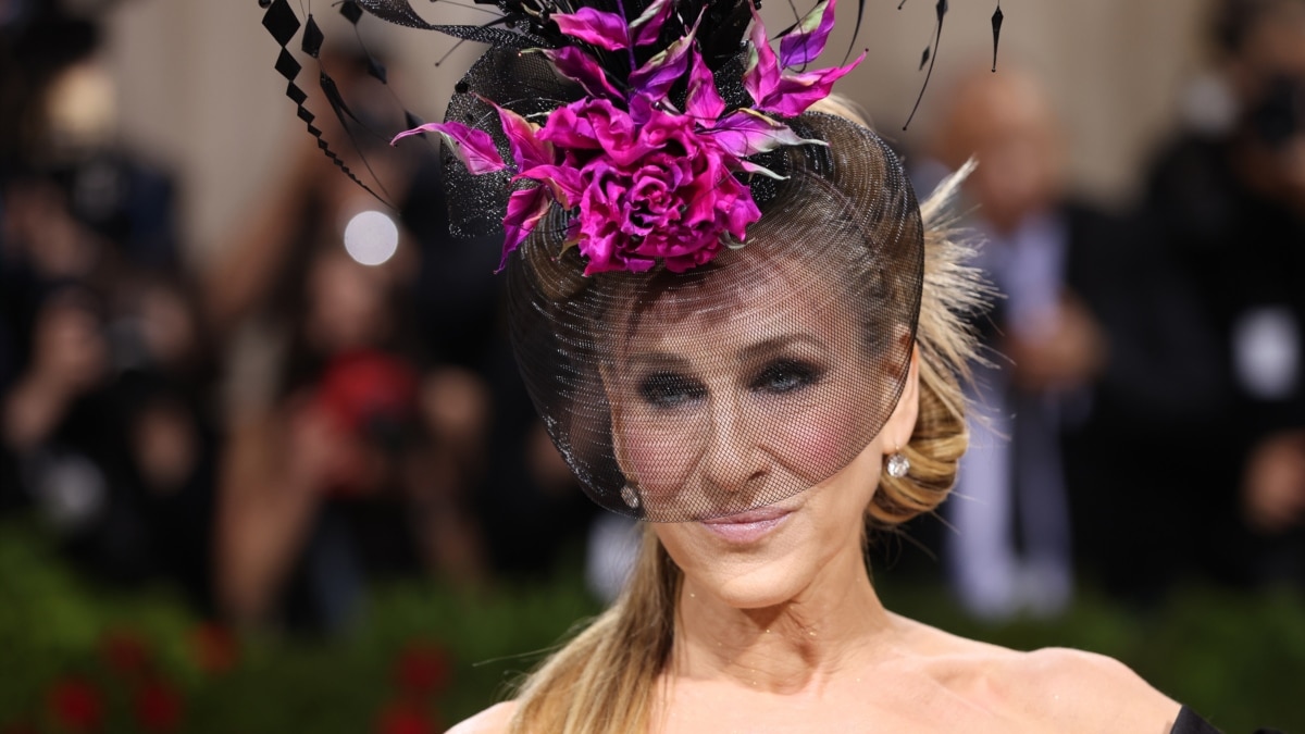 Тя е най-известна с образа на писателка, която говори за