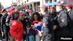 Un arhiepiscop armean conduce noi proteste care cer demisia premierului
