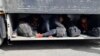 Migranți ascunși într-un camion - fotografie ilustrativă.