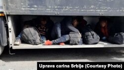 Fotoarhiv: Migranti u kamionu kroz Srbiju 