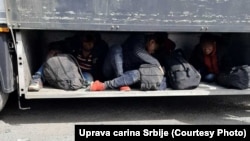 Migranți ascunși într-un camion. Imagine generică