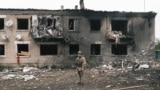 უკრაინელი სამხედრო პოლიციელი ვოლჩანსკის ერთ-ერთი დანგრეული შენობის წინ. ქალაქის 60%-ს კვლავ უკრაინის არმია აკონტროლებს