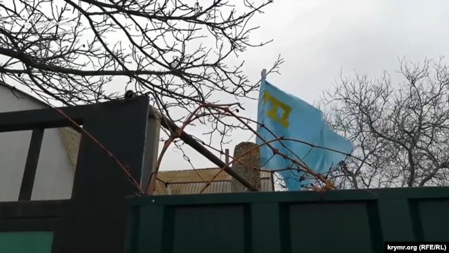 Крымскотатарский национальный флаг во дворе дома Эдема и Гульнары Бекировых в Новоалексеевке Херсонской области, декабрь 2018 года