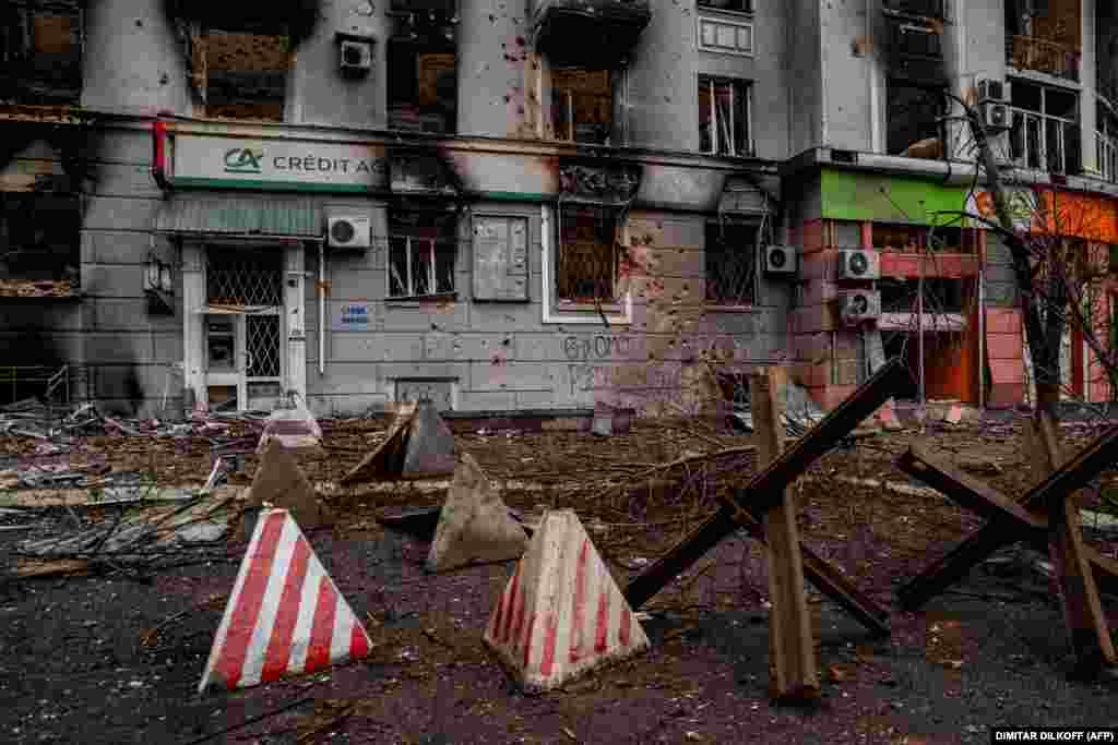 Oštećena i zapaljena stambena zgrada u istočnom ukrajinskom gradu Bahmutu 27. februara. Ruska ofanziva se sve više usmjerava na Bakhmut, a predsjednik Volodimir Zelenski upozorava da situacija postaje &quot;izuzetno teška&quot; za branioce grada, koje je nazvao &quot;herojima&quot;.
