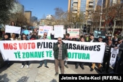 Protesta para Parlamentit shqiptar kundër ndryshimeve në Ligjin për zonat e mbrojtura. 22 shkurt 2024.