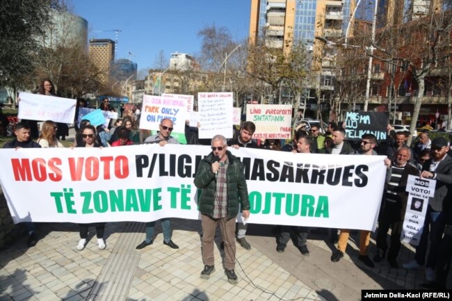 Protesta para Parlamentit shqiptar kundër ndryshimeve në Ligjin për zonat e mbrojtura. 22 shkurt 2024.