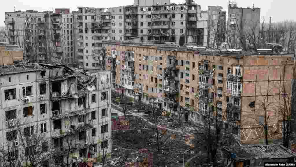 Ruinirani stambeni blokovi u Avdijevki na slici 22. februara. Nakon masovno skupe ruske ofanzive, ukrajinska vojska je 17. februara objavila da se povlači iz grada &quot;kako bi se izbjeglo opkoljavanje i sačuvali životi i zdravlje vojnog osoblja&quot;.