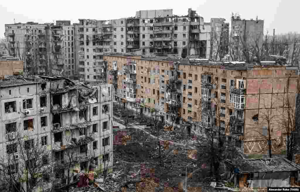 Blloqe ndërtesash ntesh të shkatërruara në Avdiivka të rrënuara më 22 shkurt. Pas një ofensive të kushtueshme masive ruse, ushtria e Ukrainës njoftoi për tërheqjen e saj nga qyteti, &quot;për të shmangur rrethimin dhe për të ruajtur jetën dhe shëndetin e personelit të shërbimit&quot; më 17 shkurt.