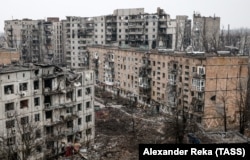 Вид на поврежденные жилые дома в городе Авдеевка. Российские войска захватили украинский город в феврале 2024 года