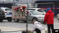 Людзі нясуць кветкі да месца трагедыі ля канцэртнай залі «Крокус Сіці Хол» у Падмаскоўі