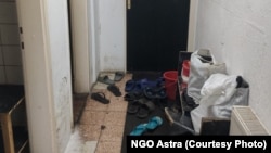 Fotografija hodnika barake za smeštaj radnika, koju je Radiju Slobodna Evropa dostavila nevladina organizacija "Astra", 2. februar 2024.