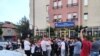 Një turmë njerëzish dhe zyrtarë të Policisë së Kosovës para hyrjes së një dege të Bankës Kursimore të Postës në veri të vendit, e cila u mbyll gjatë një aksioni policor më 20 maj 2024.