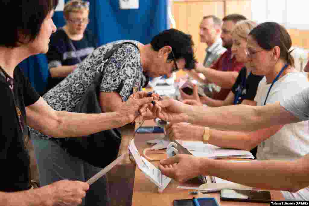 După datele Autorității Electorale Permanente de la București, la secțiile din R. Moldova au votat, până la 16:00, peste 37 de mii de cetățeni moldoveni care au și cetățenia română.&nbsp;