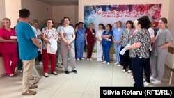 Angajații au depus petiții la Ministerul Sănătății, Consiliul Municipal Chișinău, primarul general, șeful Direcției asistență medicală și socială, Inspecția Financiară, Centrul Național Anticorupție și Procuratura Anticorupție. 