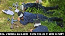 Autoritetet serbe kanë thënë se në këtë fotografi janë zyrtarët e arrestuar të Policisë së Kosovës.
