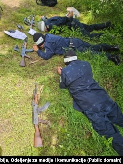 Fotografi e publikuar nga MPB-ja serbe, që shfaq policët e arrestuar të Kosovës.