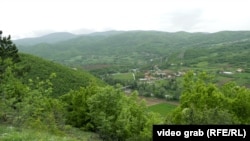 Pogled na selo Mekiniće na severu Kosova, gde su neke parcele izuzete od eksproprijacije, fotografija iz 2023. godine