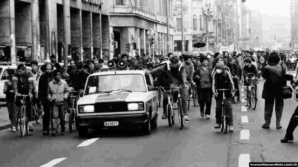&bdquo;A Keleti pályaudvar érkezési oldalán találkoznak a levegőszennyezés elleni tiltakozó felvonulás kerékpáros és gyalogos résztvevői. A Március 15. térre érve lefekszenek a földre, így emlékeztetnek azokra a tízezrekre, akik Magyarországon a környezetszennyezés következtében halnak meg&rdquo; &ndash; ez volt az egyik program az 1990. április 22-én itthon először megrendezett Föld napján.