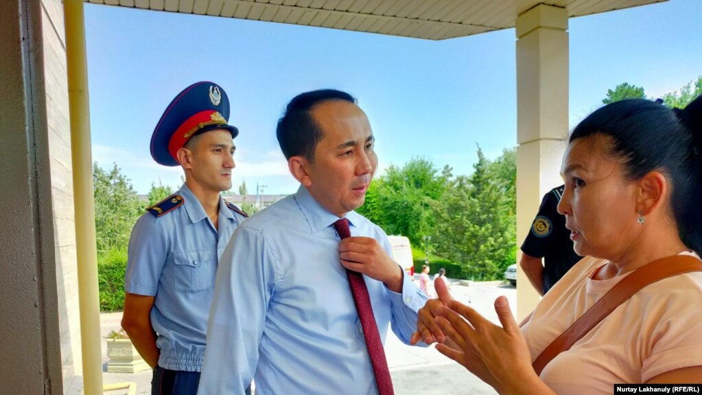 Заместитель начальника департамента полиции Алматинской области Рустам Абдрахманов обращается к активистам, собравшимся в поддержку журналиста. Конаев, 28 июля 2023 года