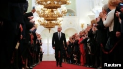 Россия президенти Владимир Путин олти йил аввал Кремлдаги инаугурация маросимида. 7 май, 2018 