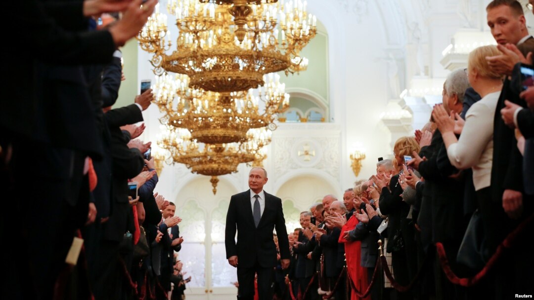 Rossiya prezidenti Vladimir Putin olti yil avval Kremldagi inauguratsiya marosimida. 7-may, 2018