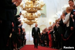 Rusiye prezidenti Vladimir Putin Kremlde inauguratsiya merasiminde, altı yıl evelsi, 2018 senesi mayısnıñ 7-si