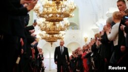 Rossiya prezidenti Vladimir Putin olti yil avval Kremldagi inauguratsiya marosimida. 7-may, 2018