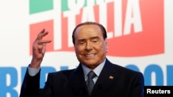 Сильвио Берлускони выступает на предвыборном митинге в Риме, 9 апреля 2022 года