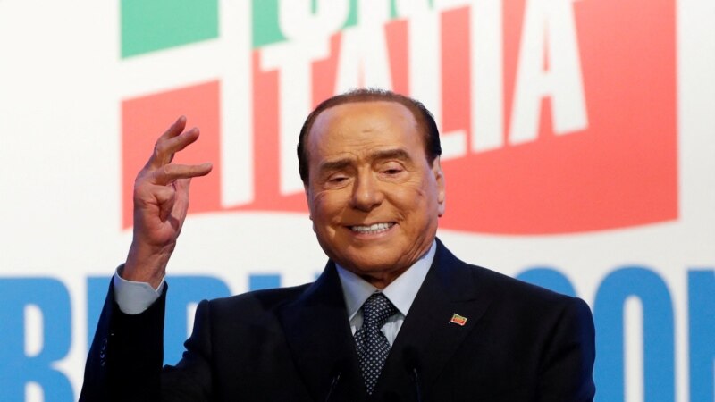 Berlusconi u drejtohet mbështetësve nga spitali