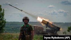 Forcat ukrainase duke sulmuar me raketa pozicionet ruse pranë Bahmutit. 21 qershor 2023.